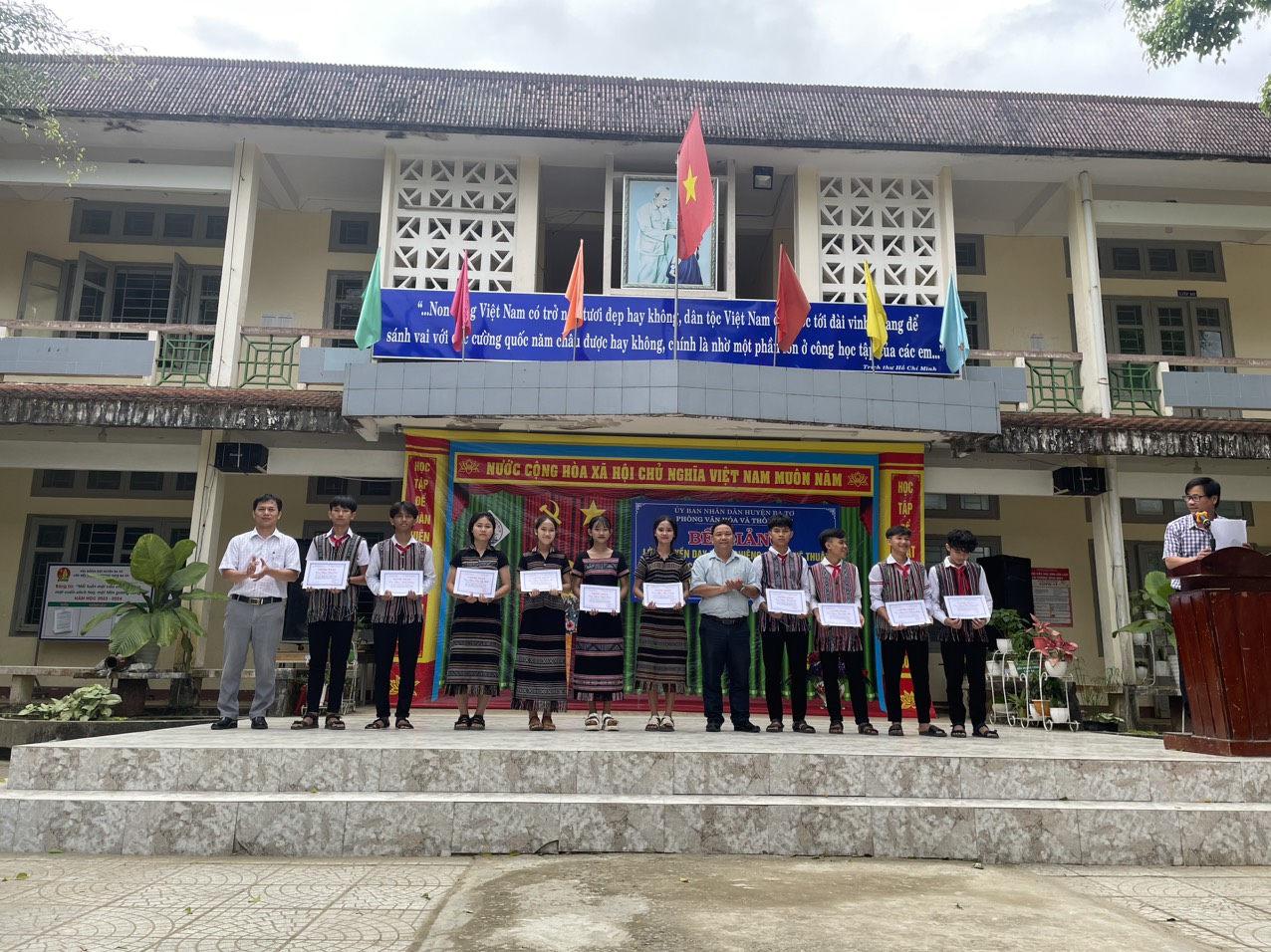 BẾ GIẢNG LỚP TRUYỀN DẠY CHIÊNG 3 VÀ HÁT TA LÊU, CA CHOI.